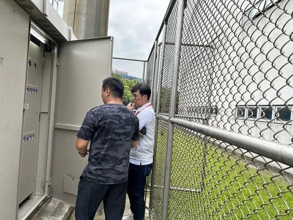 ▲樂天桃園棒球場燈柱設備故障，體育局長許彥輝親赴現場勘查。（圖／體育局提供）