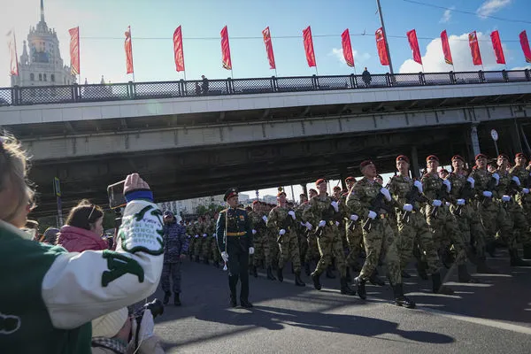 ▲▼ 俄羅斯莫斯科7日出現軍車、士兵，前往紅場進行勝利日彩排。（圖／達志影像／美聯社）