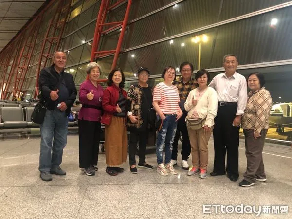 ▲北京機場空蕩蕩，翁小姐(中)與老同事及同團旅客在機場候機室合影。（圖／翁小姐提供）