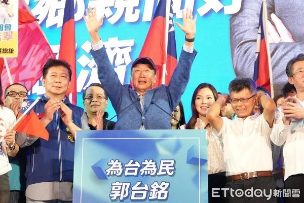 ▲▼郭台銘高雄造勢大進場，夫人曾馨瑩、前高雄縣長楊秋興等人陪同。（圖／記者吳世龍攝）