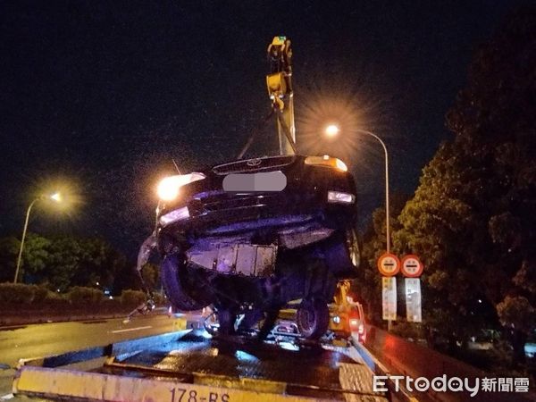 國道一號台南安定路段3車追撞事故。（圖／民眾提供）