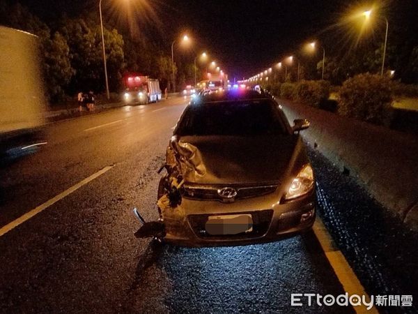 國道一號台南安定路段3車追撞事故。（圖／民眾提供）