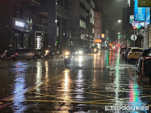 ▲▼下雨,台中,車流,雨,晚上,夜雨,地面,馬路,濕,水漬,燈光,雙黃線。（圖／記者許權毅攝）