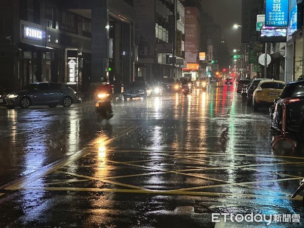 ▲▼下雨,台中,車流,雨,晚上,夜雨,地面,馬路,濕,水漬,燈光,雙黃線。（圖／記者許權毅攝）