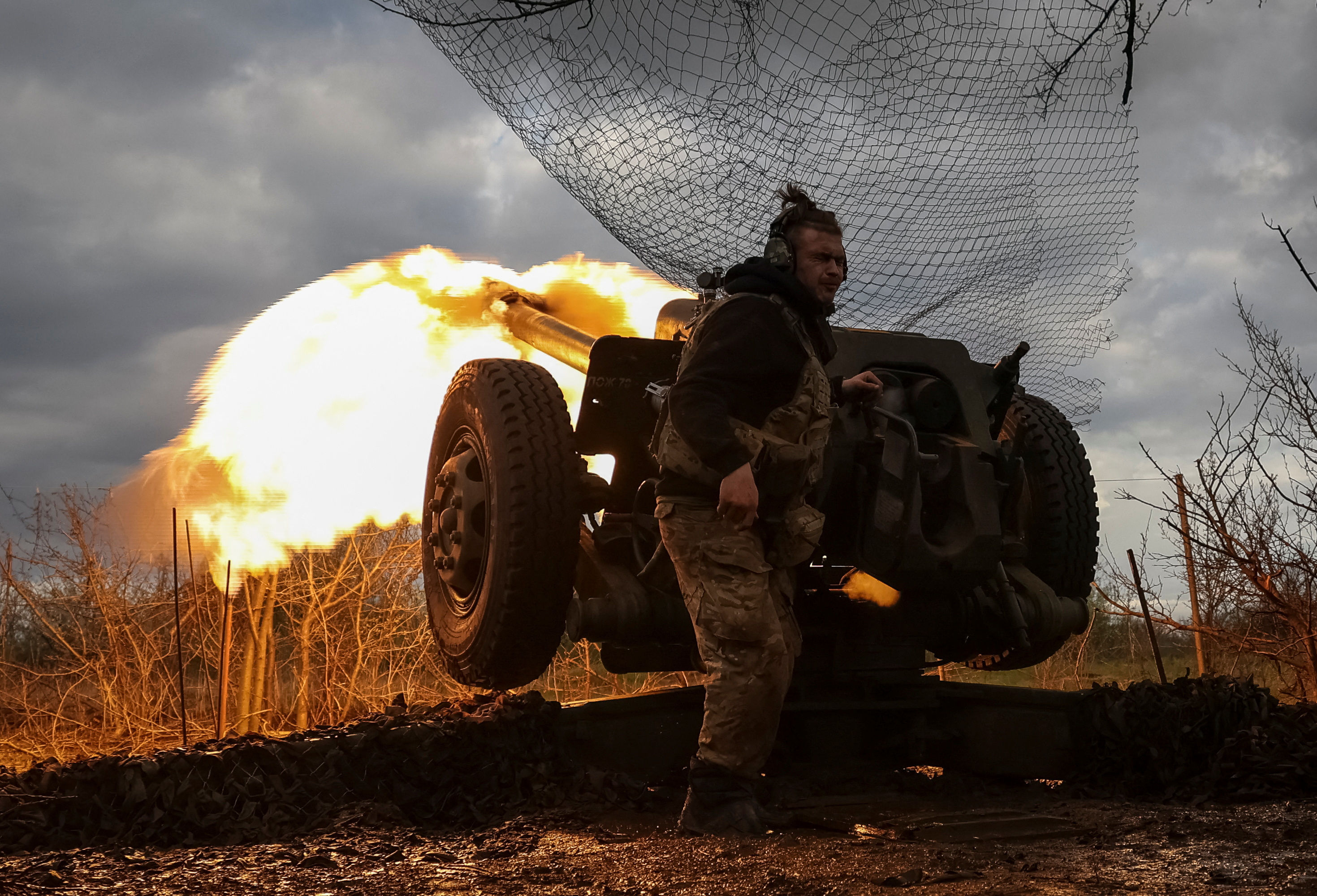 ▲▼ 烏克蘭部隊成員在巴赫姆特附近地區開火。（圖／路透）