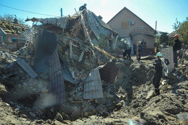 ▲▼ 烏克蘭札波羅熱（Zaporizhzhia）居民區遭俄羅斯飛彈攻擊。（圖／路透）