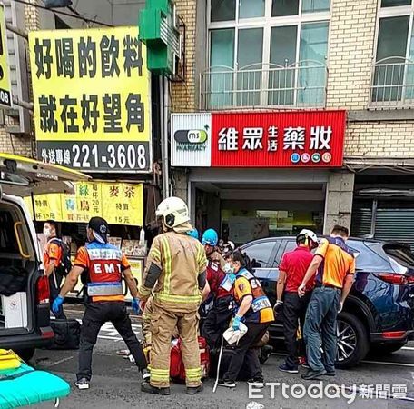 ▲1部自小客車自忠義路三段左轉成功路時，不慎擦撞2位路人送醫救治。（圖／民眾提供）