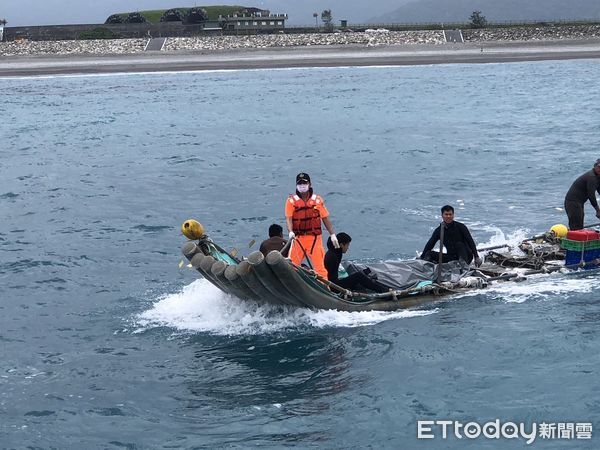 ▲▼海巡單位派出巡防艇協同附近漁船將女性浮屍打撈上岸。（圖／第六海巡隊提供，下同）