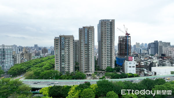 ▲空拍,仁愛帝寶,豪宅,建國高架橋,仁愛路三段。（圖／記者謝婷婷攝）