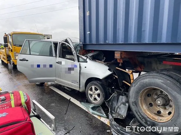 ▲廂型客貨車追撞聯結車，車頭卡在貨櫃車底下。（圖／楊梅警分局提供）
