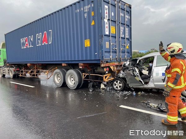 ▲▼廂型客貨車被拉出時，車頭幾乎全毀慘不忍睹。（圖／楊梅警分局提供）