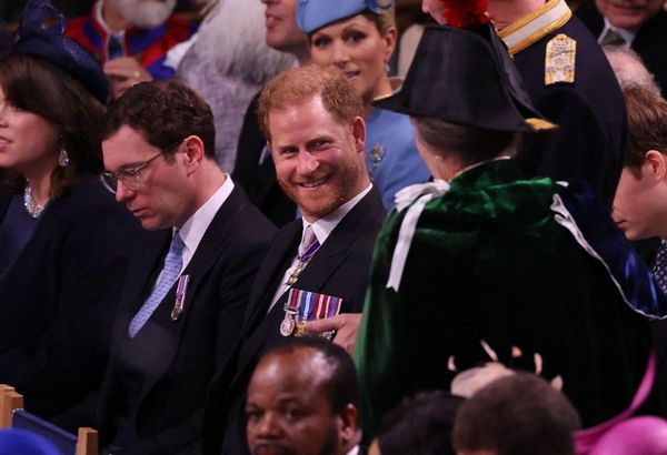 哈利王子與正要入座的姑姑安妮公主笑著打招呼。（翻攝@amypicot推特）