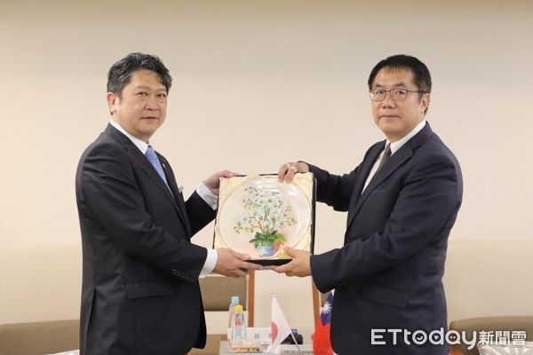 ▲日本石川縣的金澤市長村山卓、加賀市長宮元陸，8日分別率團前往台南市政府拜會市長黃偉哲，雙方熱情交流，讓城市情誼更強化。（圖／記者林悅翻攝，下同）