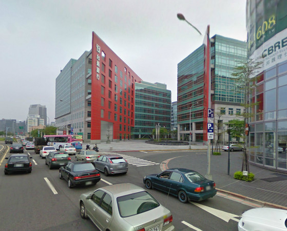 劉益宏去年7月在舊宗路右轉陽光街與機車發生擦撞。(圖／取自Google Map)