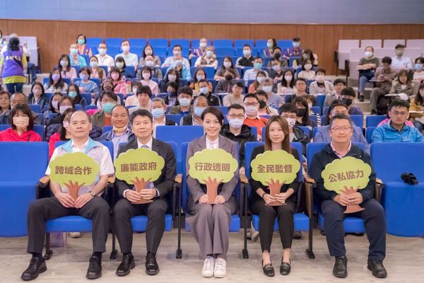 ▲高虹安市長與貴賓及座談會與會者進行合影。（圖／新竹市政府提供）