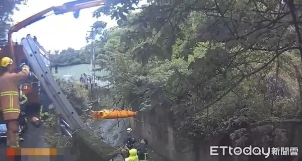 ▲▼謝男墜落五股坑溪，警消將他救起送醫             。（圖／記者陳以昇翻攝）
