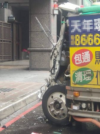 ▲▼中和水肥車撞大樓樑柱，2男受傷送醫             。（圖／翻攝記者爆料網）