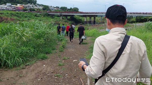 ▲南投斷掌案，警方重回丟棄現場尋找斷肢。（圖／民眾提供）