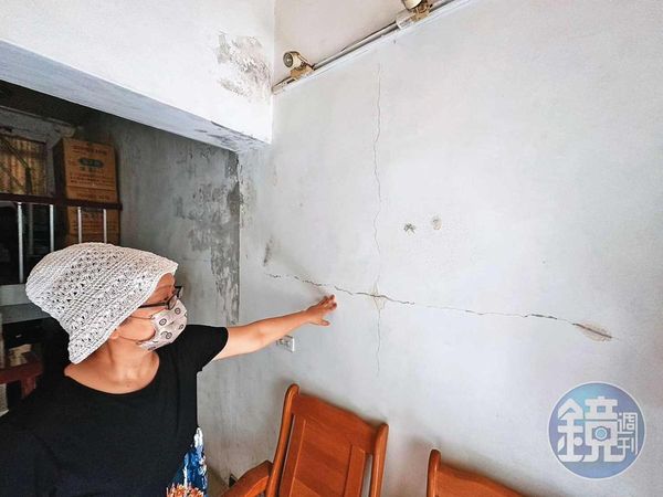 胡馨云認為家中牆壁裂縫也與鄰居拆屋施工有關。