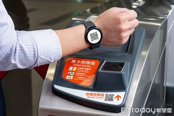 ▲▼台灣高鐵T-EX行動購票App，用智慧型手錶就可感應條碼進站搭高鐵。（圖／高鐵）
