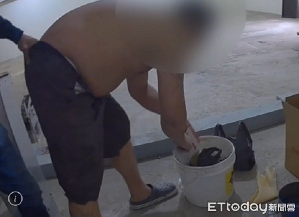 ▲赤裸上半身遭逮捕。（圖／桃園警分局提供）