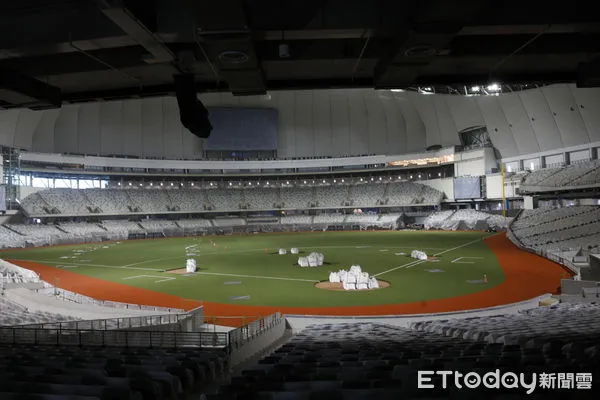 ▲▼台北市議會教育委員會組團考察台北大巨蛋，剛鋪完人工草皮及紅土的大巨蛋首次呈現在國人面前。（圖／記者湯興漢攝）