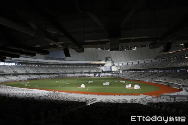 ▲▼台北市議會教育委員會組團考察台北大巨蛋，剛鋪完人工草皮及紅土的大巨蛋首次呈現在國人面前。（圖／記者湯興漢攝）