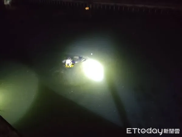 ▲消防人員到場救援發現女子已落水，經下水搶救上岸送醫，仍回天乏術。（圖／民眾提供，下同）