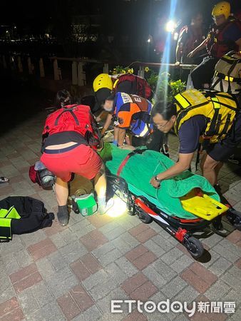 ▲消防人員到場救援發現女子已落水，經下水搶救上岸送醫，仍回天乏術。（圖／民眾提供，下同）