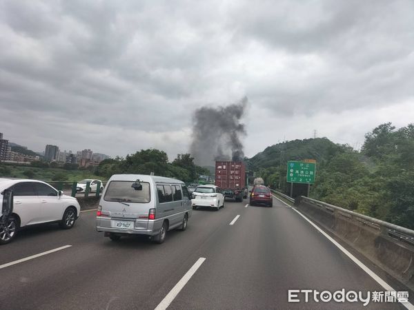 ▲▼國道基隆五堵段火燒車。（圖／記者郭世賢翻攝）