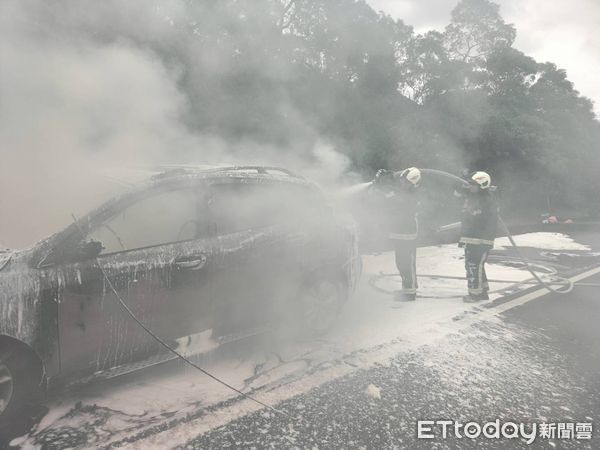 ▲▼國道基隆五堵段火燒車。（圖／記者郭世賢翻攝）