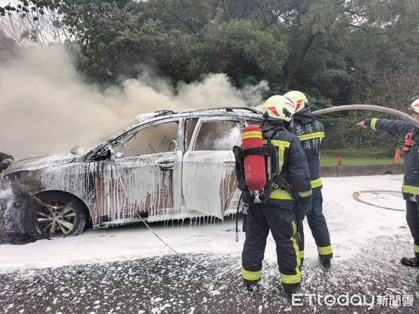 ▲▼國道基隆五堵段火燒車。（圖／記者郭世賢翻攝）