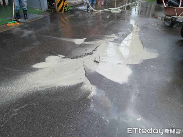 ▲▼中和立德街柏油路面隆起滲出泥水，民眾嚇到投訴市府，工務局勒令工地停工             。（圖／記者戴上容翻攝）