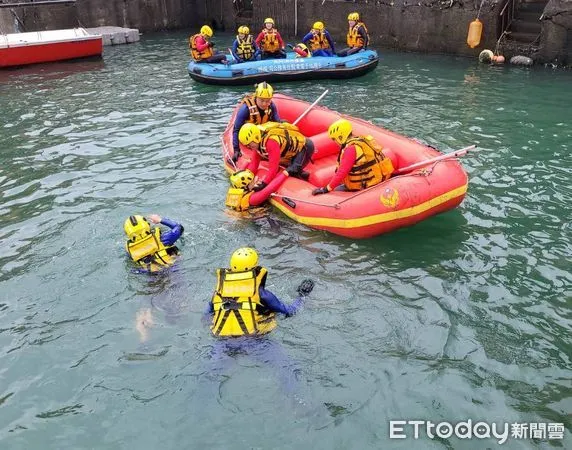 ▲基隆消防局加強溺水救援 百人操舟救生訓練。（圖／記者郭世賢翻攝）
