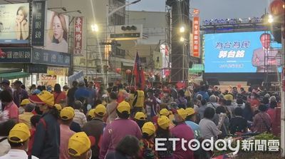快訊／郭台銘今晚屏東大造勢　現場人潮曝！支持者揮國旗狂嗨