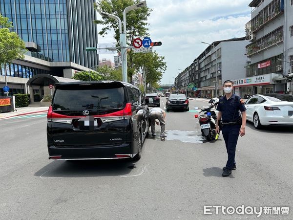 ▲▼賓士車蛇行、驟停，導致後方凌志休旅車追撞，警方到場因賓士車故意行車糾紛對他開出罰單             。（圖／記者陳以昇翻攝）