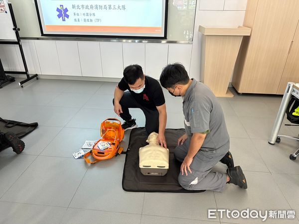 ▲▼汽車公司相當重視CPR，邀請消防局救護員到公司講解。（圖／記者戴上容翻攝）