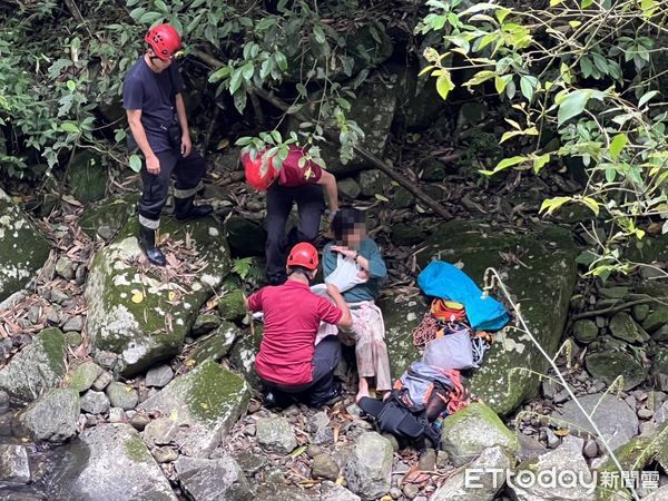 ▲台北市士林區坪頂古圳步道，一名婦人墜落至溪谷。（圖／記者黃彥傑翻攝，下同）