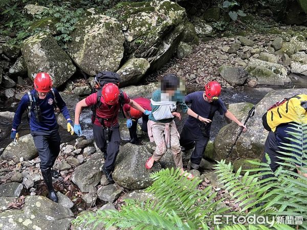 ▲台北市士林區坪頂古圳步道，一名婦人墜落至溪谷。（圖／記者黃彥傑翻攝，下同）