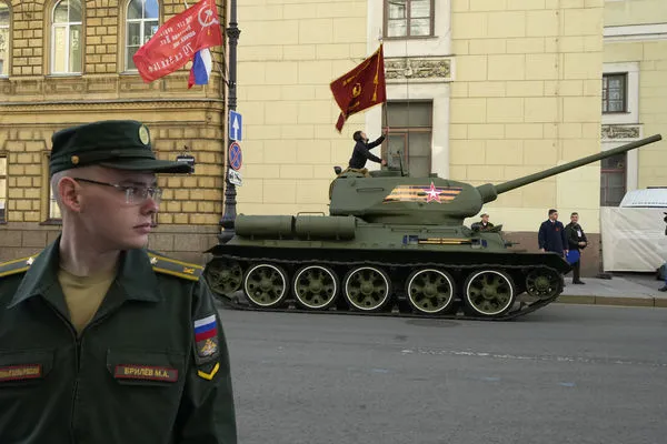 ▲▼2023年5月9日，俄羅斯勝利日閱兵式上的前蘇聯二戰時期T-34坦克。（圖／達志影像／美聯社）