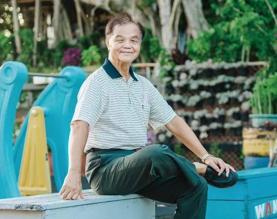 ▲▼管過消失的碼頭穀倉，更知道基隆的鉅變——一生為基隆西岸付出洪順發。（圖／蔚藍文化《看海記事》）