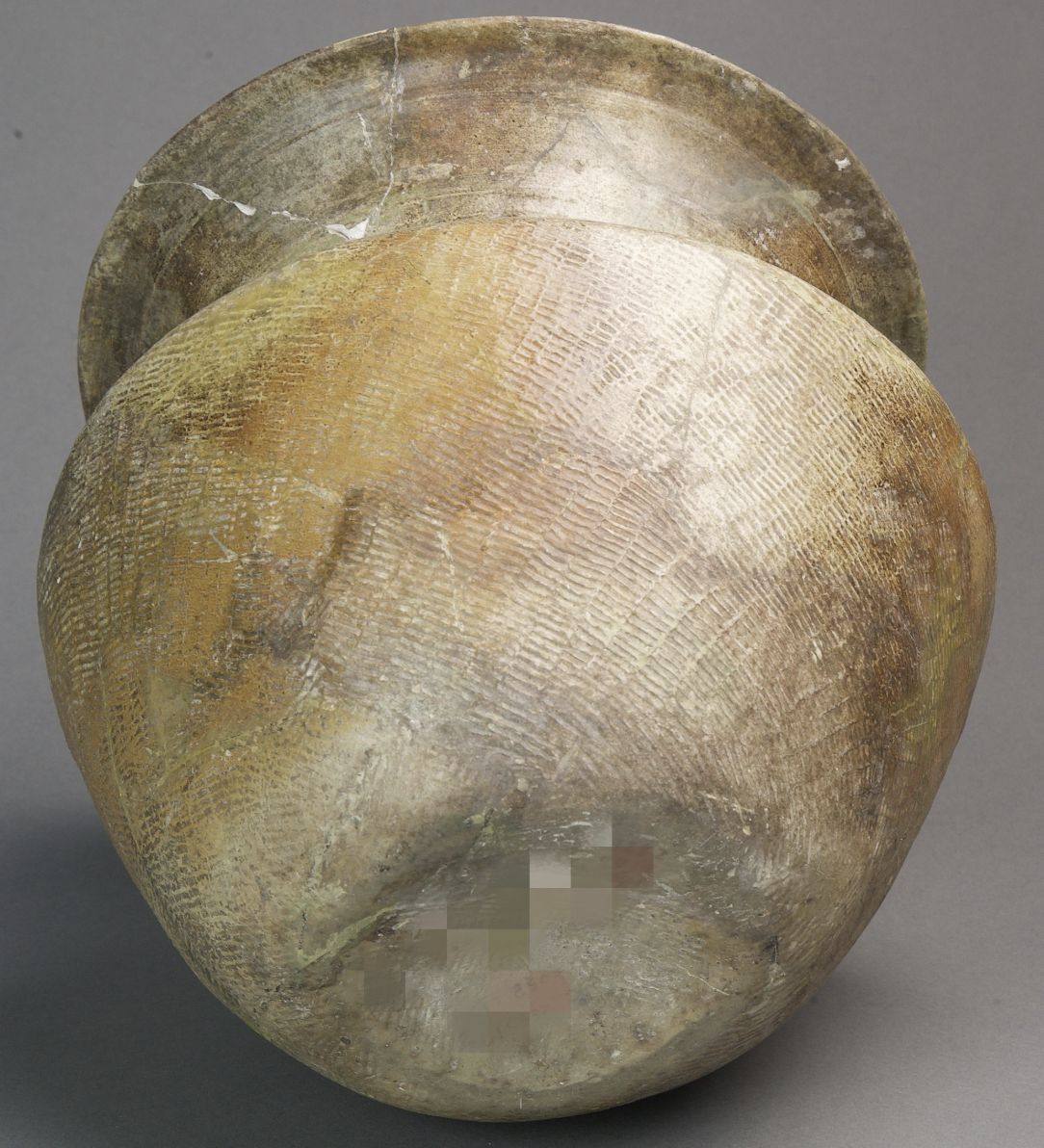 ▲大陸考古界發現的「原始瓷器」青釉瓷樽。（圖／翻攝央視）
