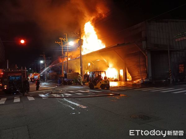 ▲▼       台南安南區工廠火警      。（圖／記者林悅翻攝）