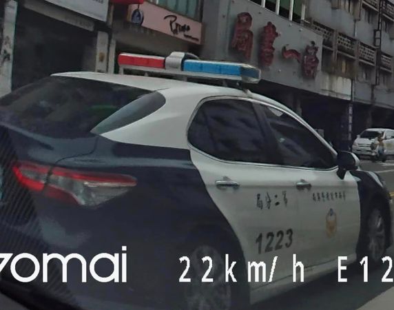 ▲台南市警二分局警車被網友PO網抨擊警車不讓行人，交通大執法真的是個笑話。（圖／翻攝臉書台南人大小事，下同）