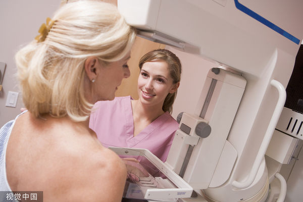 ▲▼  護士協助病人進行乳房X光檢查。（圖／CFP）