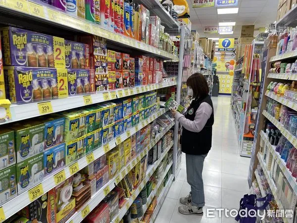 ▲屏東縣政府環保局至大賣場標示查核             。（圖／記者陳崑福翻攝）