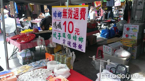 ▲屏東縣政府環保局至大賣場標示查核             。（圖／記者陳崑福翻攝）