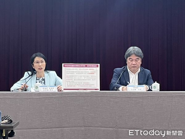 ▲▼衛福部次長王必勝（右）與食藥署長吳秀梅開記者會說明A肝毒莓果最新調查進度。（圖／記者嚴云岑攝）