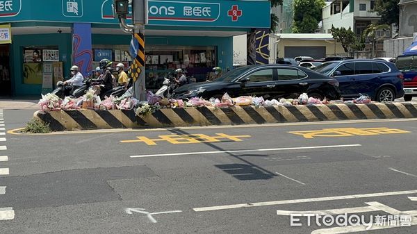 ▲▼     台南女童車禍現場擺滿玩具、鮮花        。（圖／記者林悅翻攝）