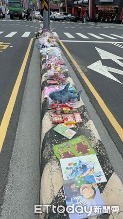 ▲▼     台南女童車禍現場擺滿玩具、鮮花        。（圖／記者林悅翻攝）